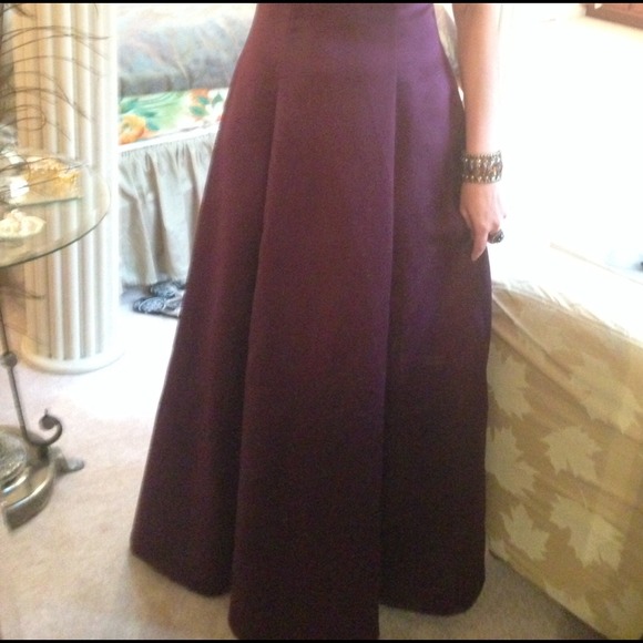 Long floor length formal gown. - Picture 4 of 6