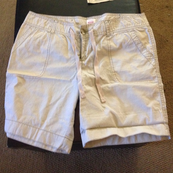 Medium length cargo-type shorts
