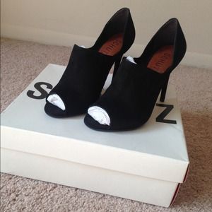 NIB schutz black suede peep toe booties
