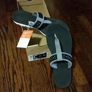 NWT Nike motion thong sandals