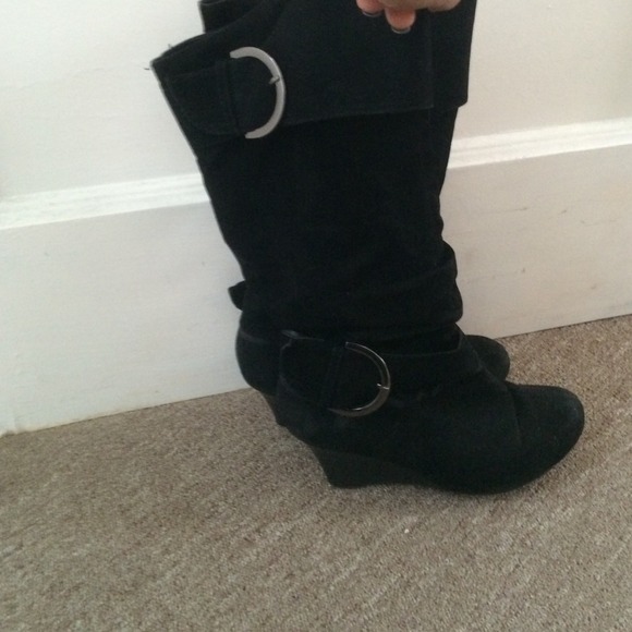 Mid calf black boot