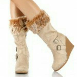 Soda Mid size wedge boots with fur