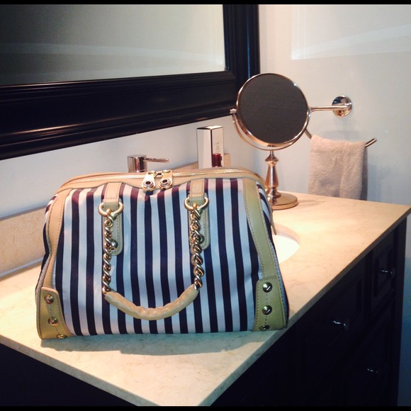 🔒 RESERVED 🔒 Henri Bendel Brown Barrel Bag