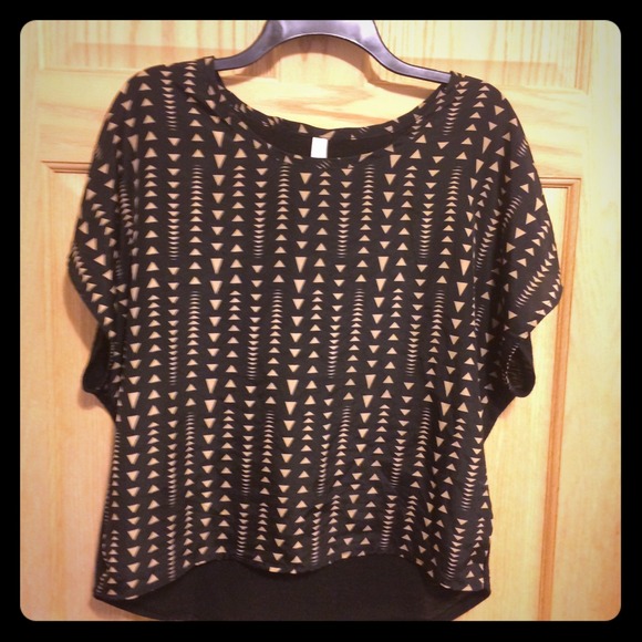 $Sale$ Geometric style top slight high-low