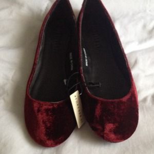 ***SOLD***Brand new burgundy flats!