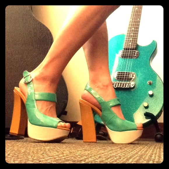 🌟Chinese Laundry Z-Fearless platform heels🌟