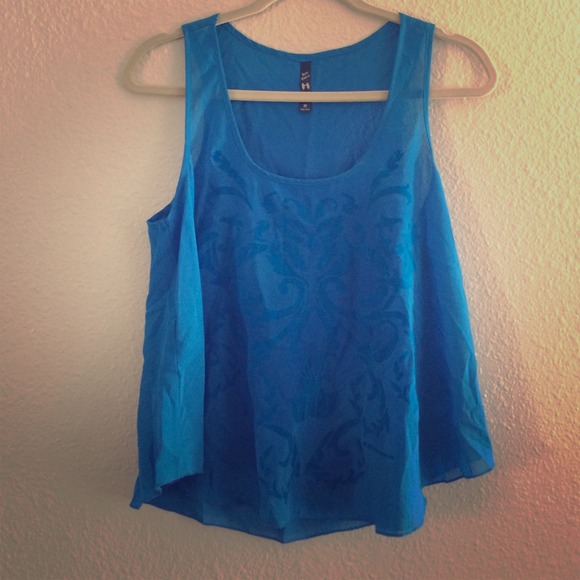 3 for $15 🥳 NWOT Aqua Blue Baroque Top - Picture 1 of 2
