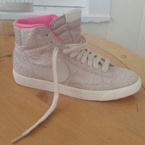 NWT Shimmery nike women's sneakers