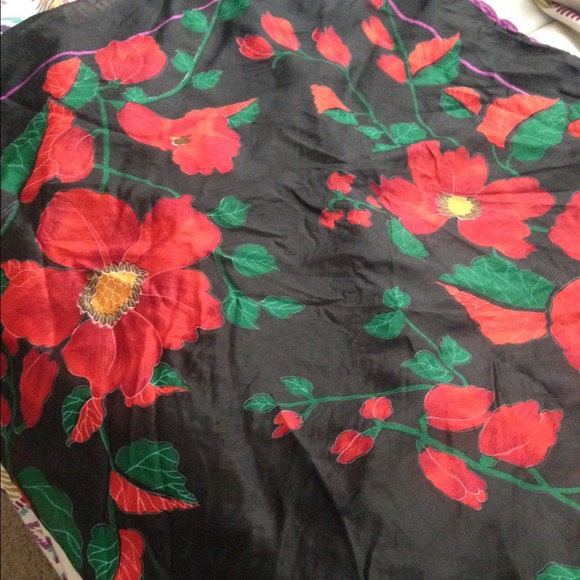 Flowing floral scarf - Picture 3 of 4