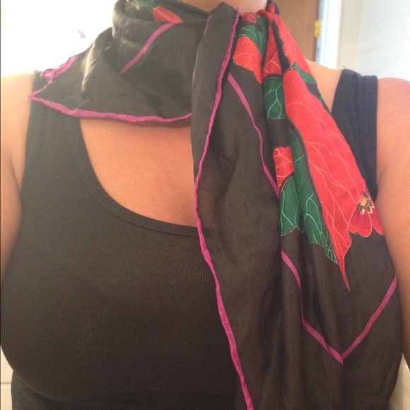 Flowing floral scarf - Picture 4 of 4