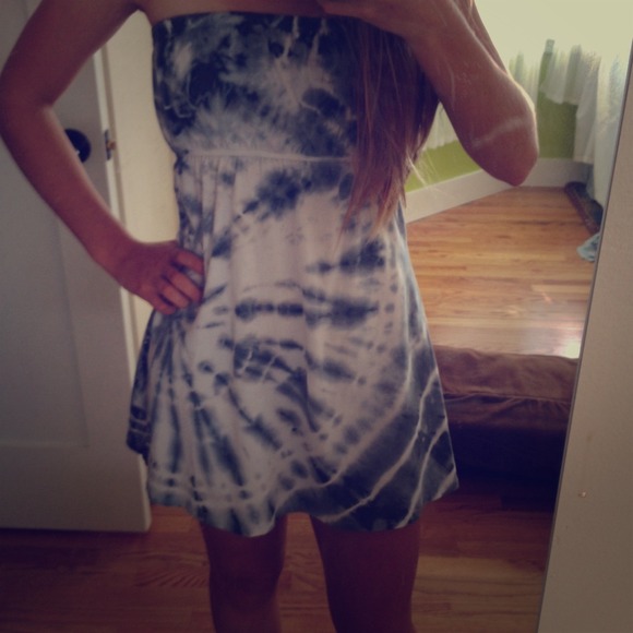 Strapless tie-dye dress