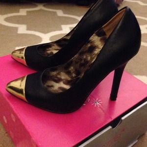 Gold toe, matte black heels