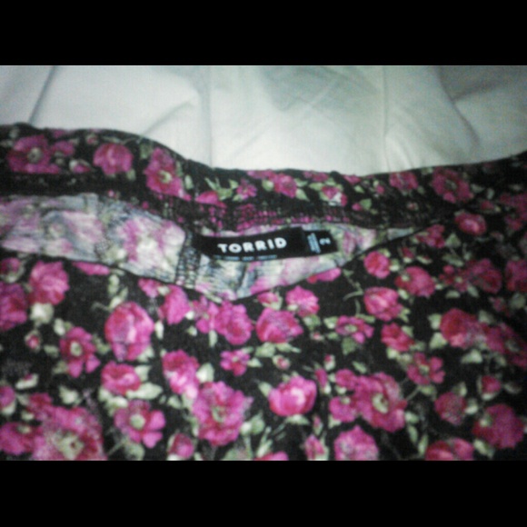 Torrid Capri Lace Rose Leggings