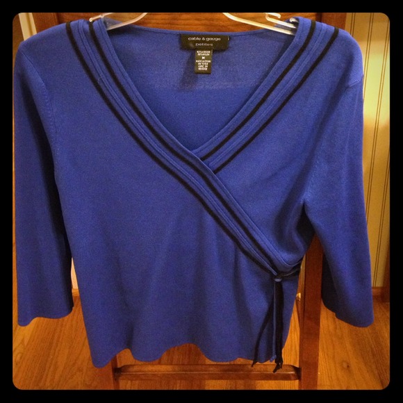 Gorgeous blue, brand new, pretty designed, top!