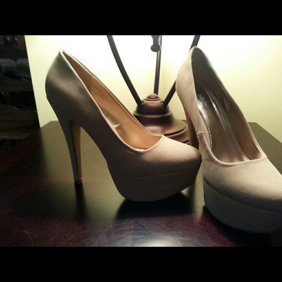 Platform pumps - Picture 1 of 1