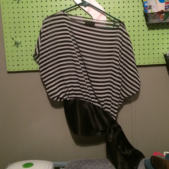 Black/white top