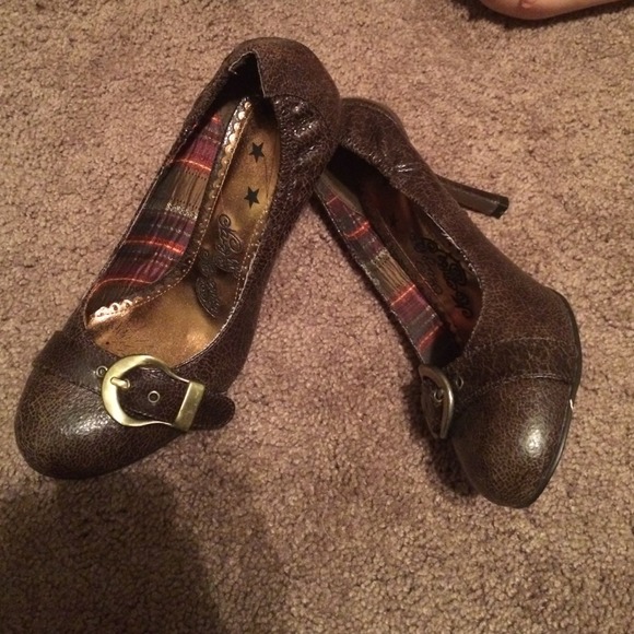 Round toe pumps