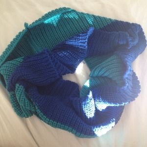 Dual colored circle scarf