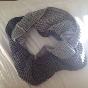 Dual colored circle scarf