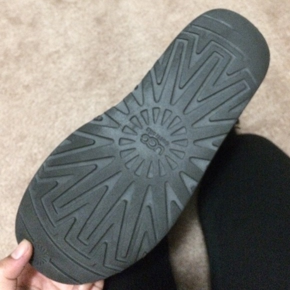 ❌❌SOLD❌❌Black Triple Bailey button Uggs - Picture 3 of 4