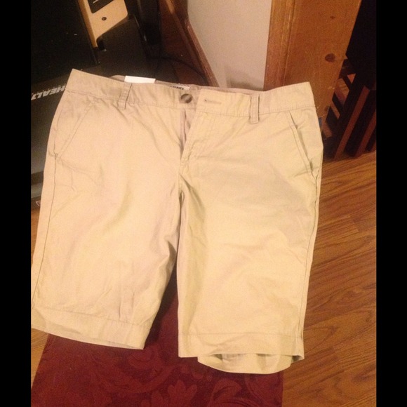 NWT Old Navy khaki shorts