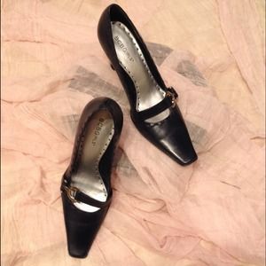 ❤️EUC BCBGirls Navy Leather Pumps!
