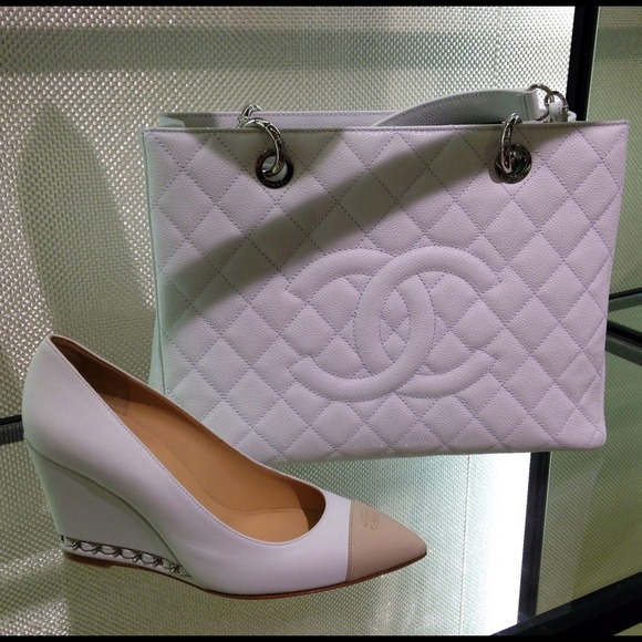 Chanel shopper tote in navy w/ gold hardware - Picture 3 of 3