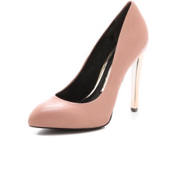 New In Box Boutique 9 Nude Blush Heels Size 7!