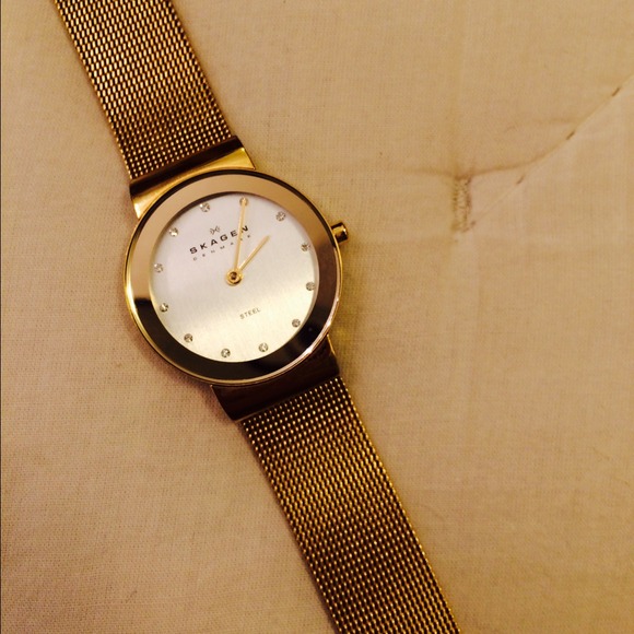 'Freja' Mirror Bezel Mesh Strap Watch - Picture 2 of 3