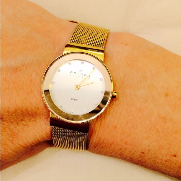 'Freja' Mirror Bezel Mesh Strap Watch - Picture 3 of 3