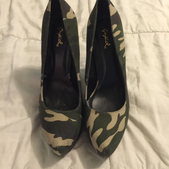Qupid Size 11 Camo heels