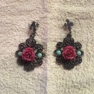 Antiqued silver earrings Antiqued silver earrings