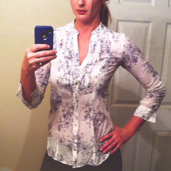 🚫SOLD🚫Gorgeous Gray and White Toile Top