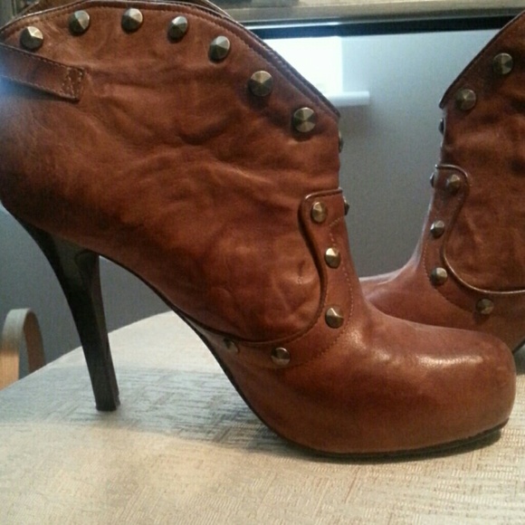 Brown BCBG generation ankle booties