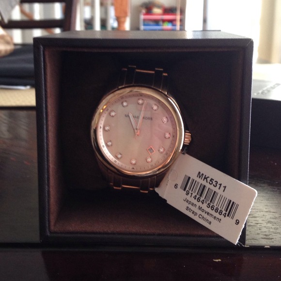 Sold sold sold Michael kors rose gold watch