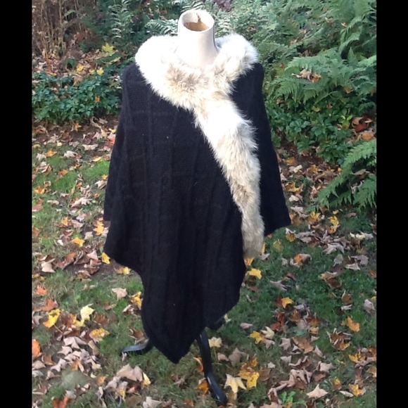 Wool knit cape with fox fur