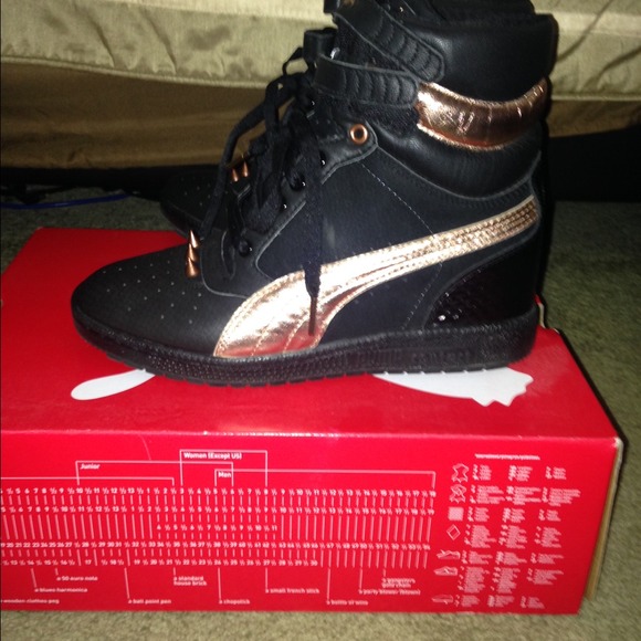 9.5 puma wedge sneakers worn 1 time for an hour.