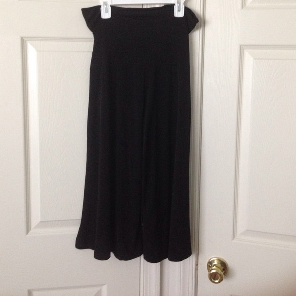 Nice black flare out capris. Sz L - Picture 2 of 3