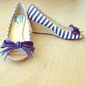 Adorable striped wedges - never worn NWT