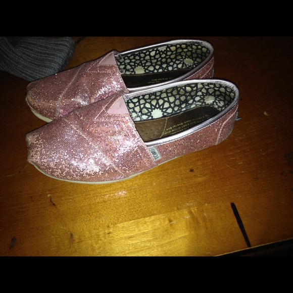 Pink glittery toms🎀