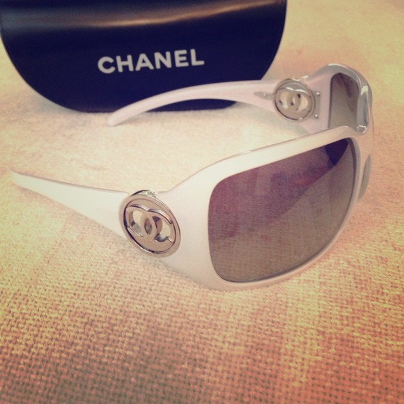 CHANEL Wht/Metal Logo C935/11 Sunglasses w/case. - Picture 1 of 4