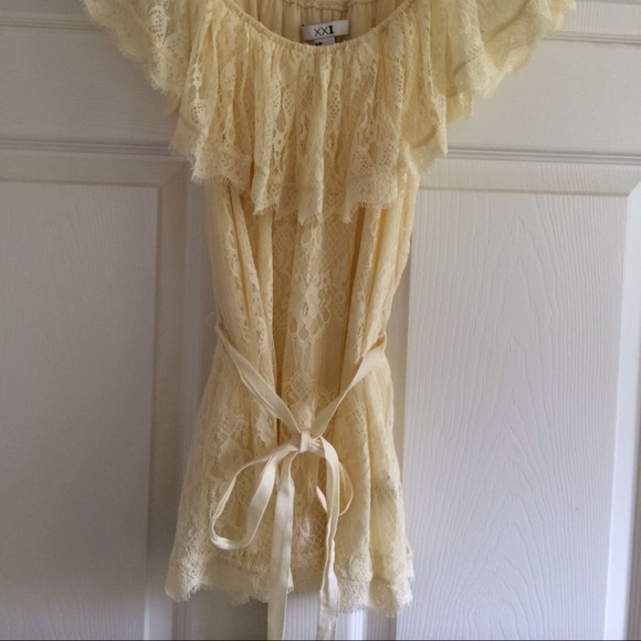 Cream Lace Off the Shoulder - Picture 2 of 3