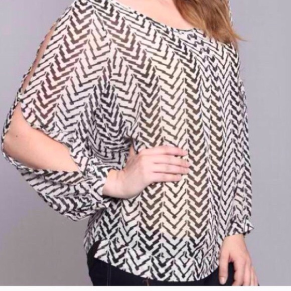 Tops - ‼️🚨DELETING TOMORROW🚨‼️🎉HP Chevron Blouse