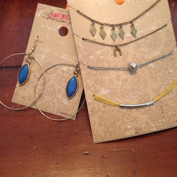 Set of American rag earrings and four necklaces.