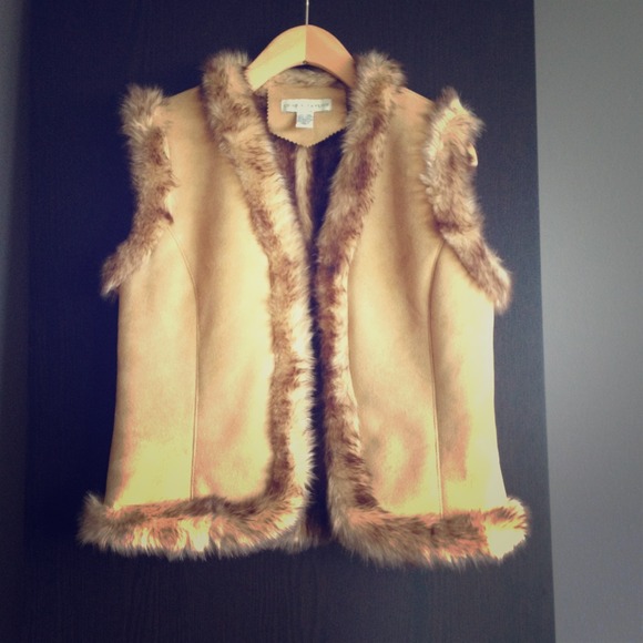 24 hour sale!! 🎉😘 Warm Lord and Taylor fur vest