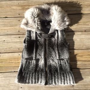 Fur trimmed sweater vest juniors size medium