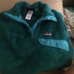 Green Patagonia pullover