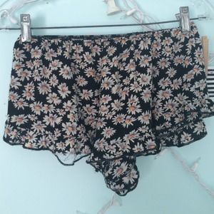 brandy Melville daisy vodi shorts