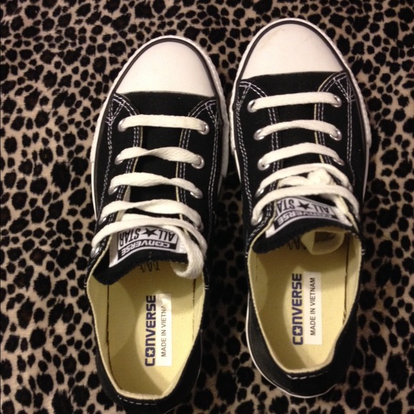 Converse black tennis shoes