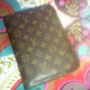 Authentic vintage Louis Vuitton organizer.